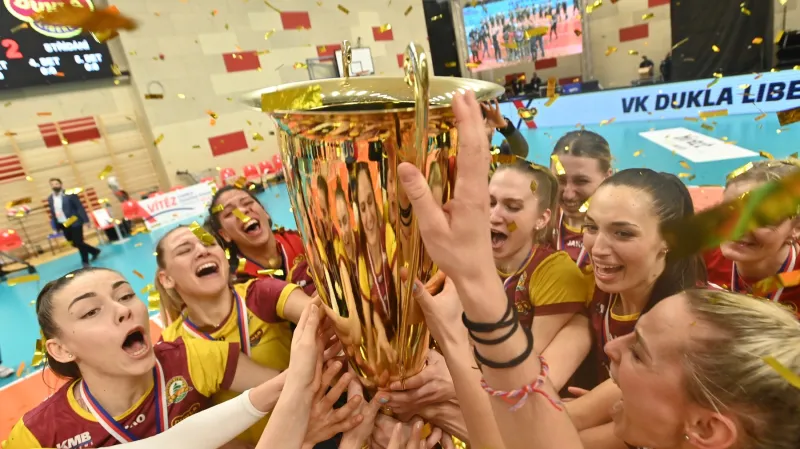 Radost libereckých volejbalistek a převzetí poháru