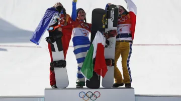 Medailistky ve snowboardcrossu slaví na pódiu