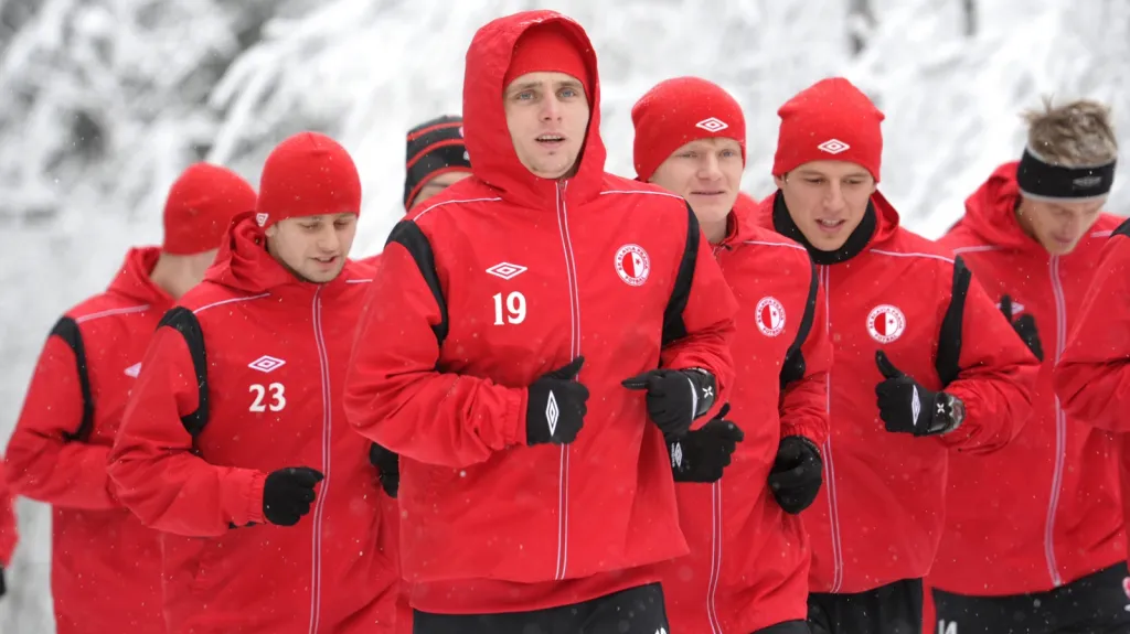 Fotbalisté Slavie Praha při kondičním výběhu