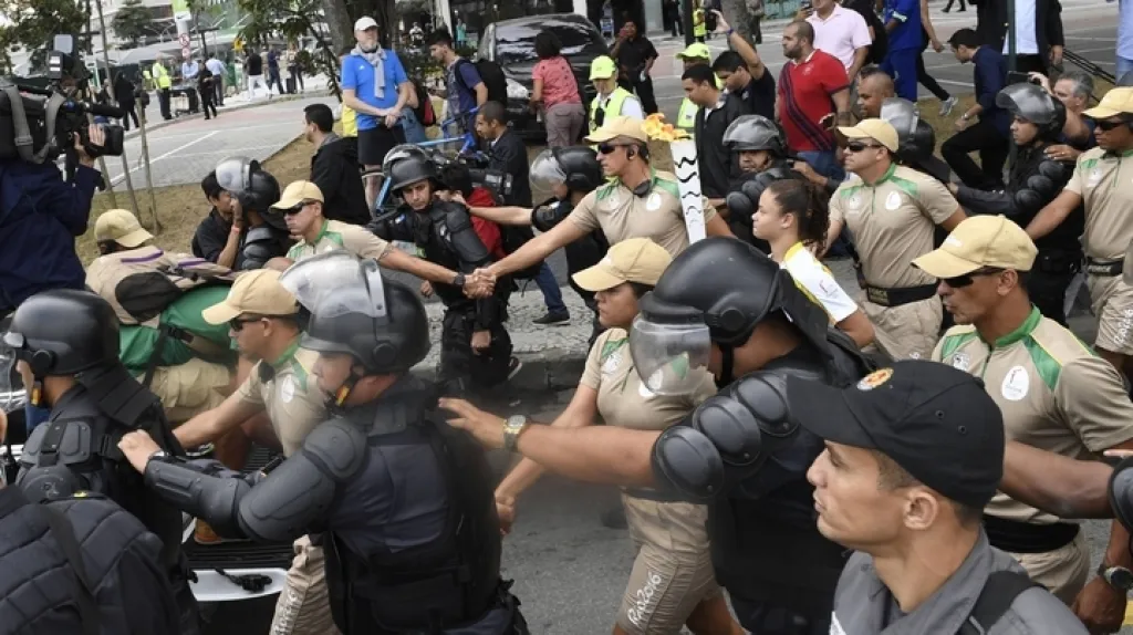 Cestu olympijské pochodně provázely protesty a zatýkání