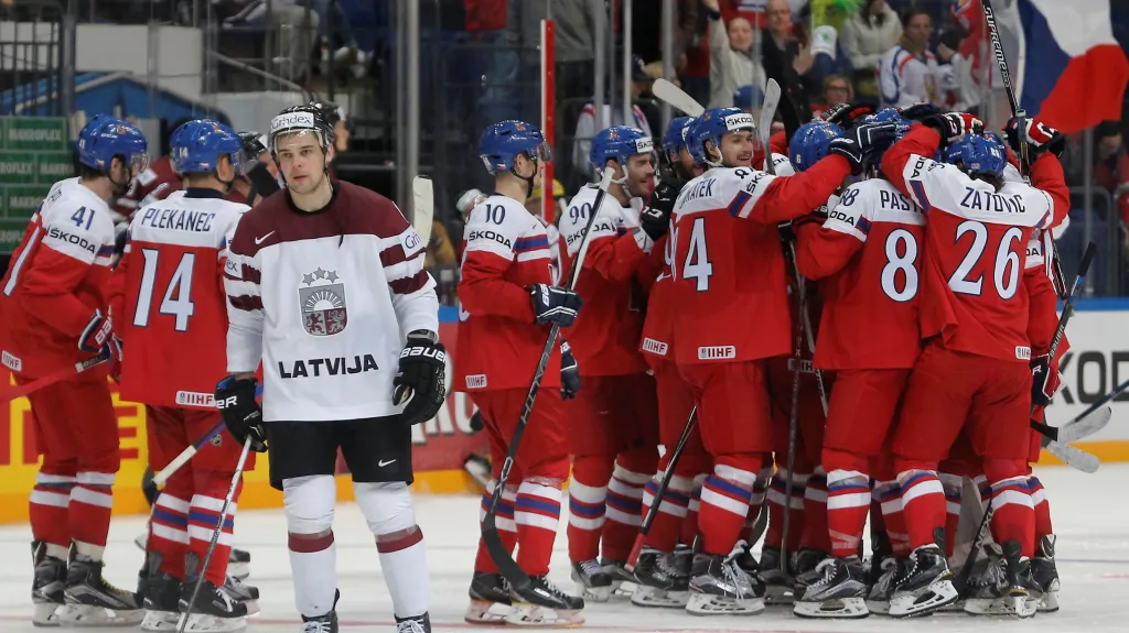 Radost českých hokejistů po vítězství nad Lotyšskem