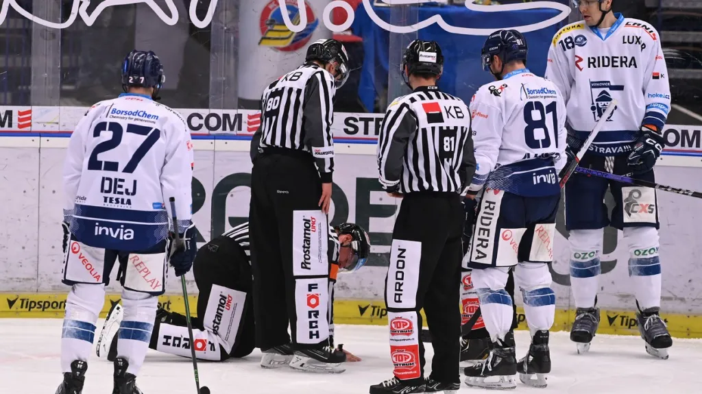 Otřesený rozhodčí Robin Šír v utkání Vítkovic s Litvínovem