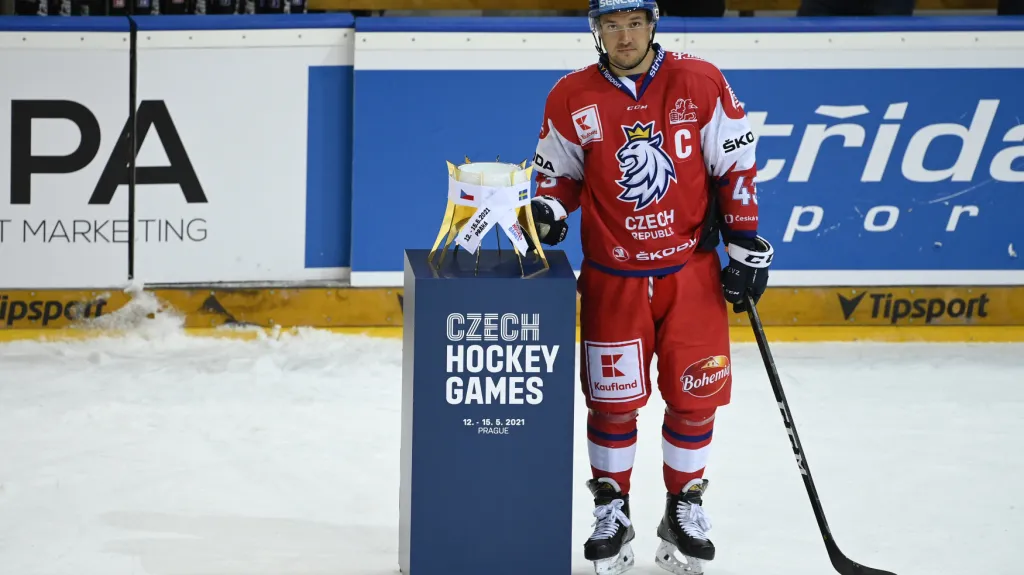 Jan Kovář s trofejí pro vítěze Českých her