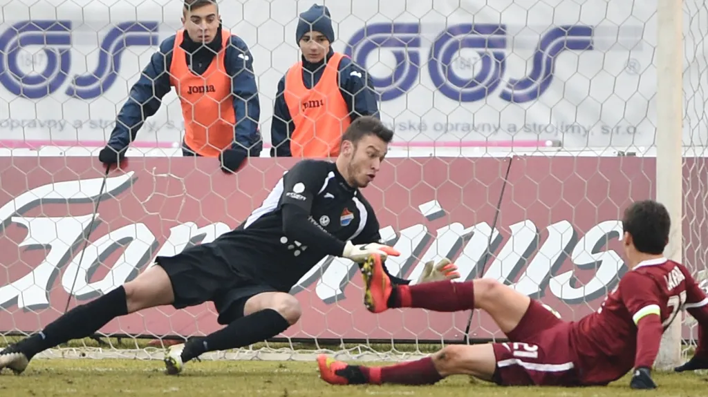 Lafata (vpravo) v šanci proti Pavlenkovi