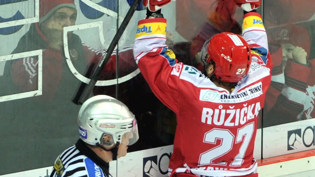 Růžička se raduje z gólu