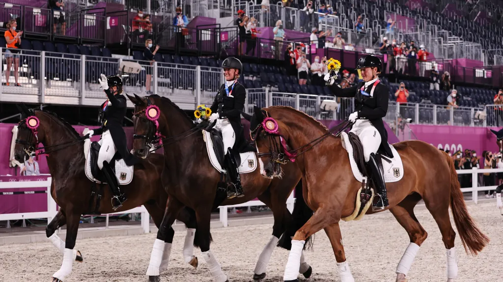 Dorothee Schneiderová, Isabell Wertheová a Jessica von Bredowová-Werndlová po triumfu v soutěži družstev