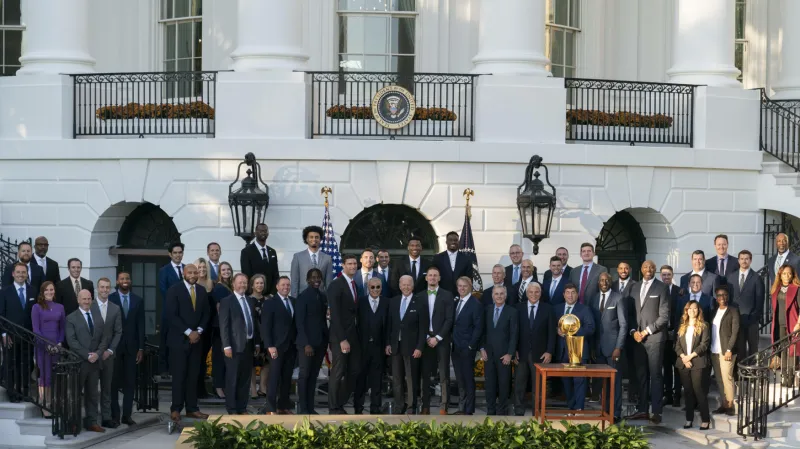 Milwaukee Bucks se jako první šampioni NBA po pěti letech dostali do Bílého domu