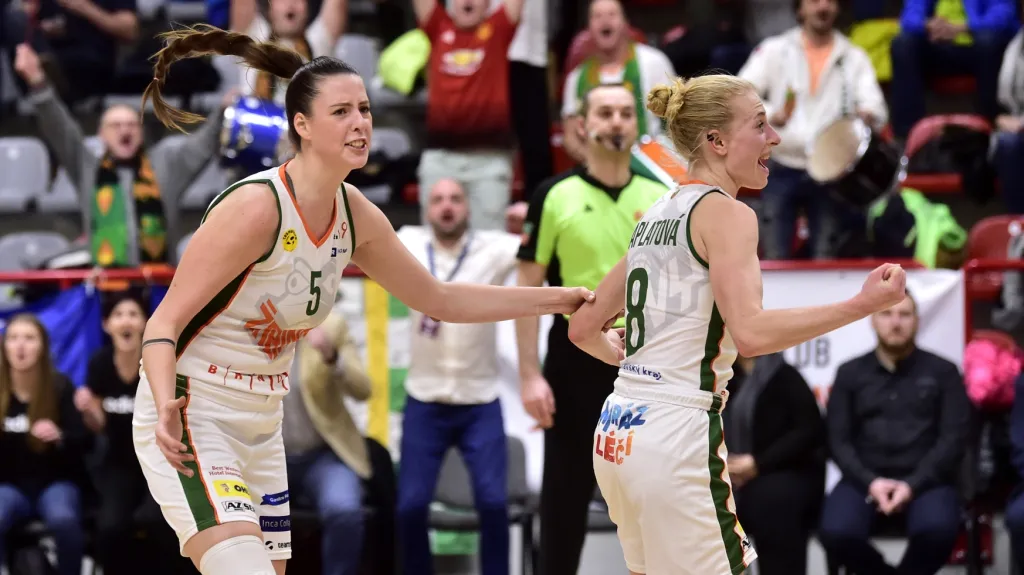 Basketbalistky Žabin Brno Natálie Stoupalová (vlevo) a Petra Záplatová se radují z vítězství
