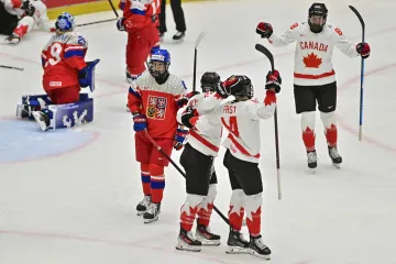 Kanaďanky slaví v utkání proti české reprezentaci