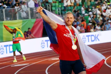 Jakub Vadlejch s bronzovou medailí z mistrovství světa