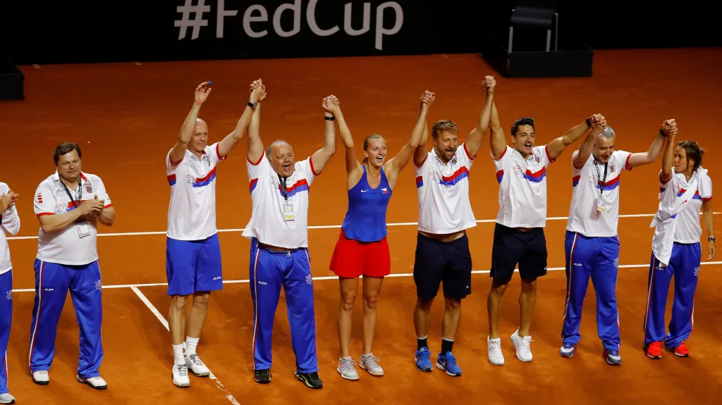 Petra Kvitová slaví postup do finále Fed Cupu s členy týmu