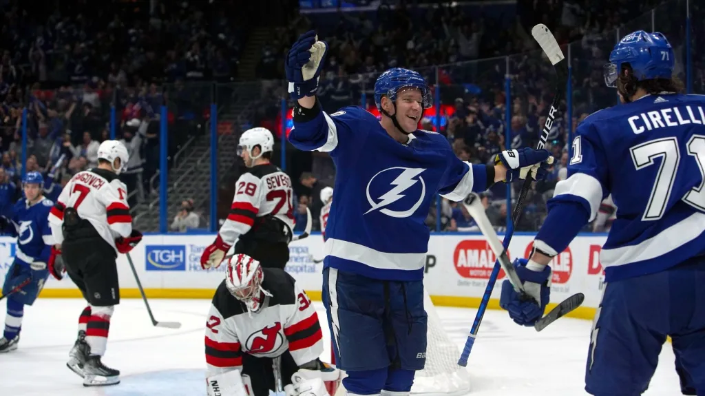Ondřej Palát (uprostřed) oslavuje se spoluhráči z Tampy gól