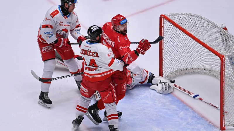 Třinecký Tomáš Marcinko slaví gól proti Olomouci