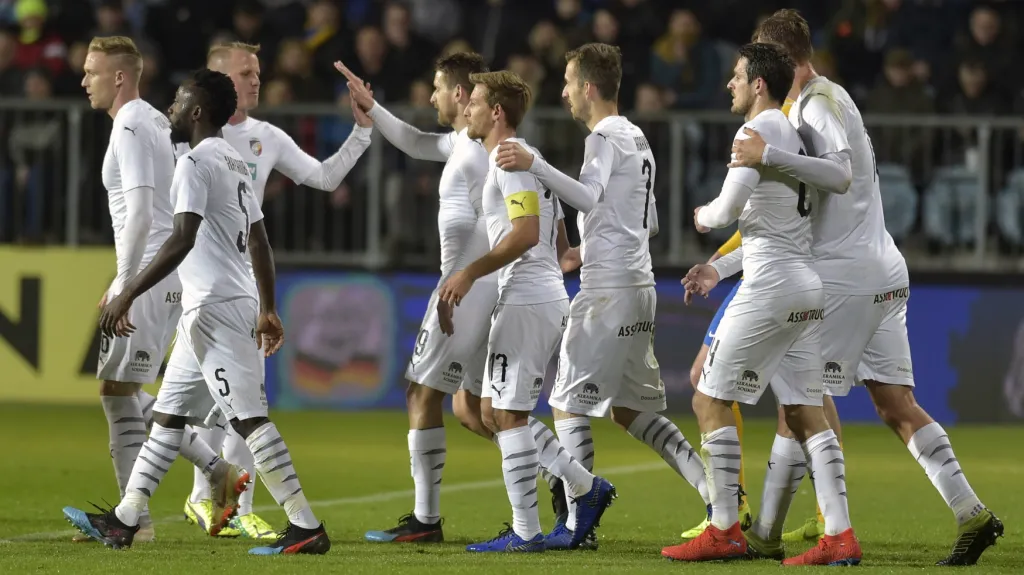 Fotbalisté Plzně se radují z gólu v Opavě