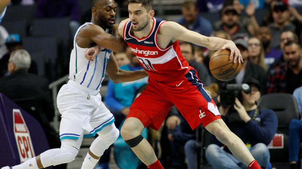 Český rozehrávač Tomáš Satoranský proti Kembu Walkerovi Charlotte