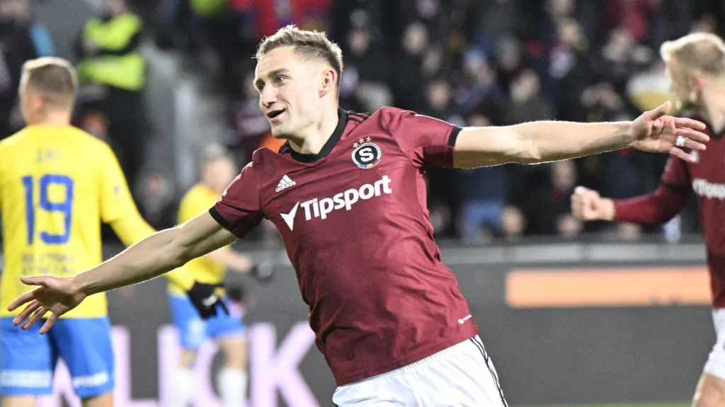 Jan Kuchta slaví gól proti Teplicím