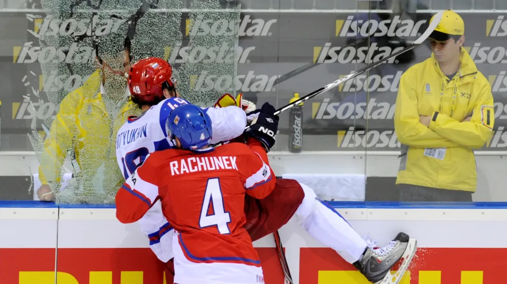 Karel Rachůnek posílá Rusa Jevgenije Arťuchina skrz plexisklo na MS 2011