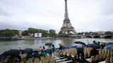 Pohled na Eiffelovu věž při zahajovacím ceremoniálu olympijských her v Paříži