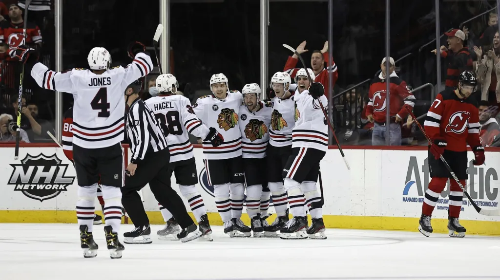 Dominik Kubalík se raduje se spoluhráči