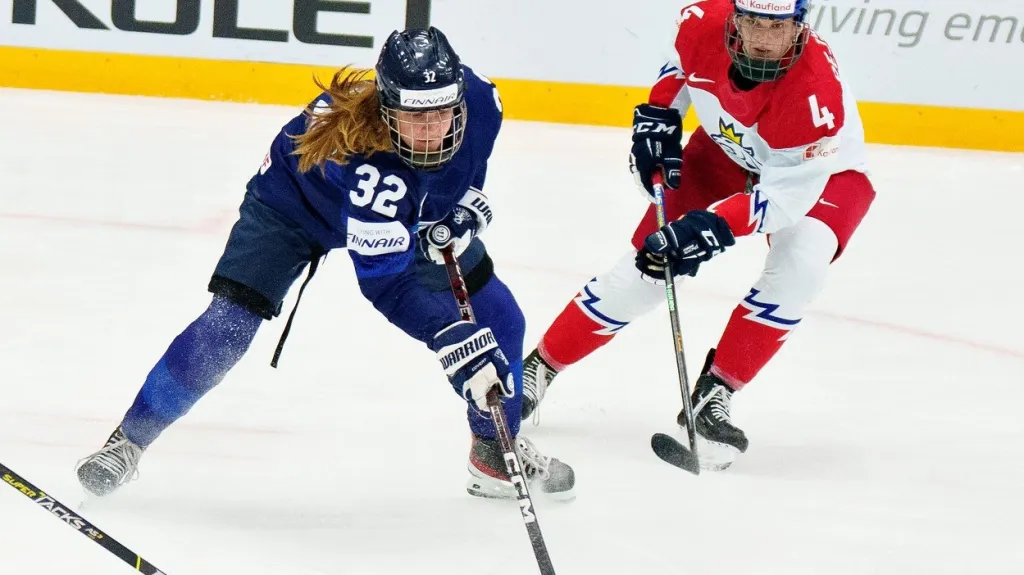 Emilia Vesaová a Daniela Pejšová v souboji o kotouč