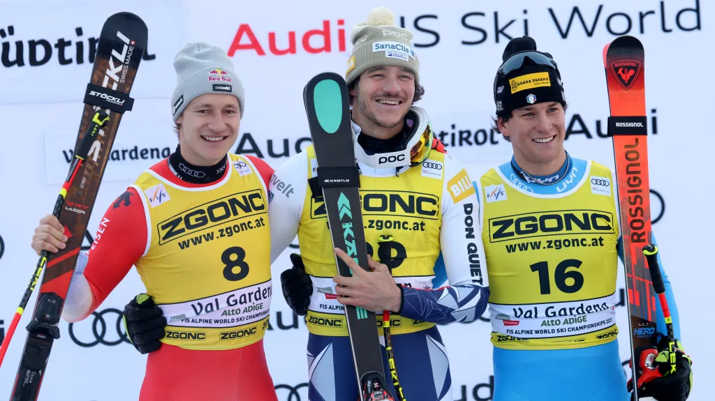 Jan Zabystřan (uprostřed) jako vítěz super-G vedle Marca Odermatta a Giovanniho Franzoniho