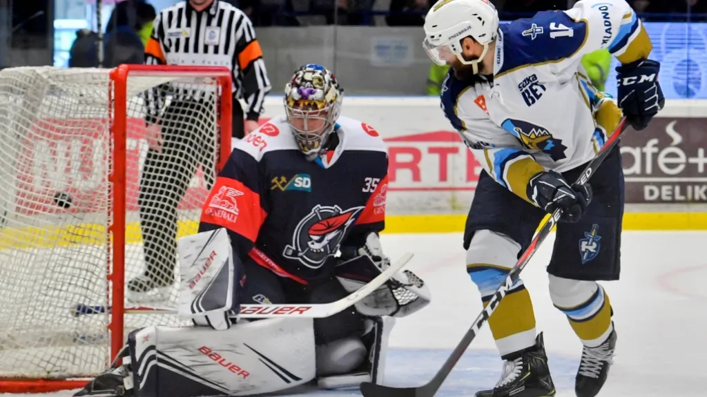 Kladenský Tomáš Kaut překonává Justina Peterse z Chomutova