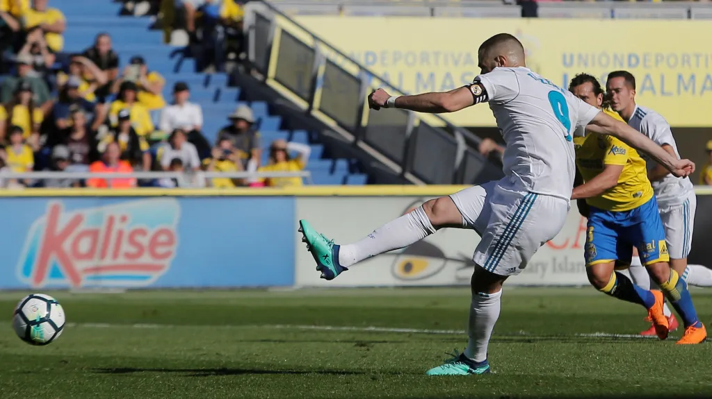 Karim Benzema z Realu Madrid střílí gól na stadionu Las Palmas