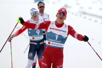 Alexandr Bolšunov vítězí ve skiatlonu na MS