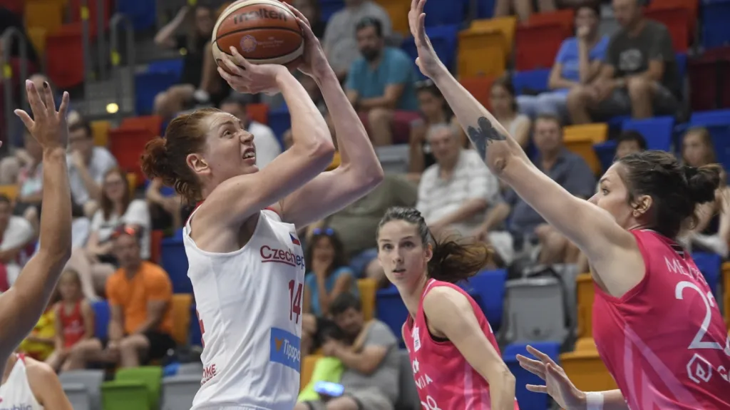 Tereza Krakovičová s míčem v obležení lotyšských basketbalistek