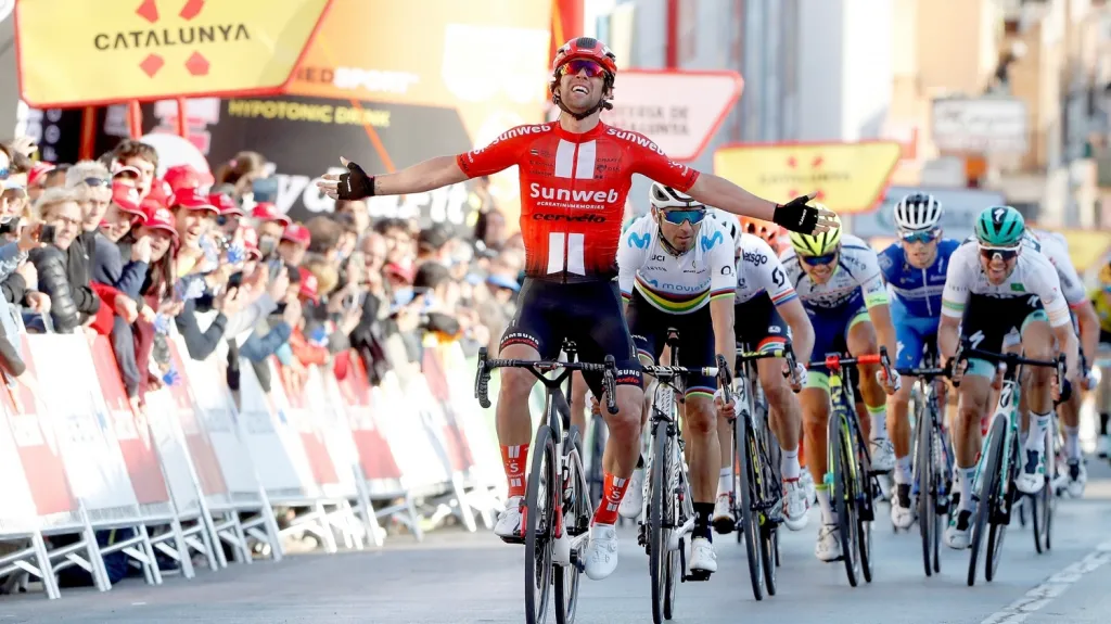 Černý jel v Katalánsku v úniku, etapu nakonec vyhrál Matthews