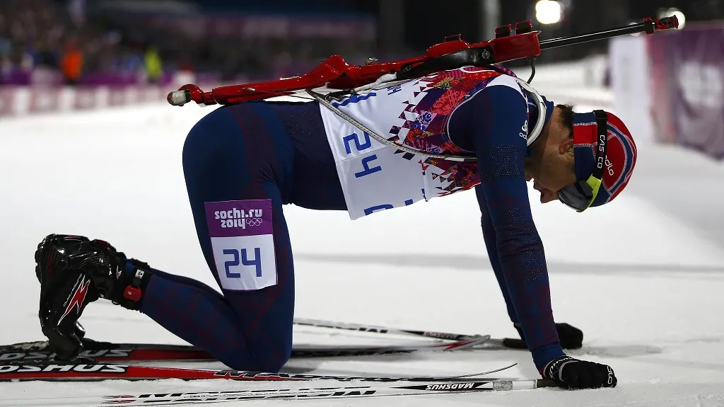 Vyčerpaný Björndalen v cíli závodu