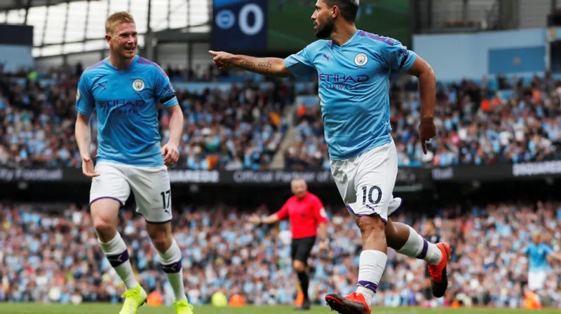 Sergio Agüero a Kevin de Bruyne se radují z gólu Manchesteru City