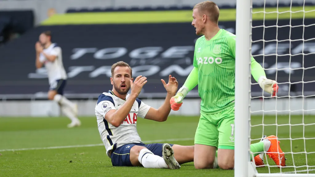 Harry Kane z Tottenhamu (uprostřed) si zoufá v utkání s Evertonem