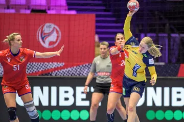 Reprezentantka Markéta Jeřábková (vlevo) společně s Šárkou Marčíkovou při bránění Švédek