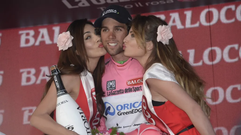 Australský cyklista Michael Matthews v dresu pro vedoucího muže Gira d'Italia