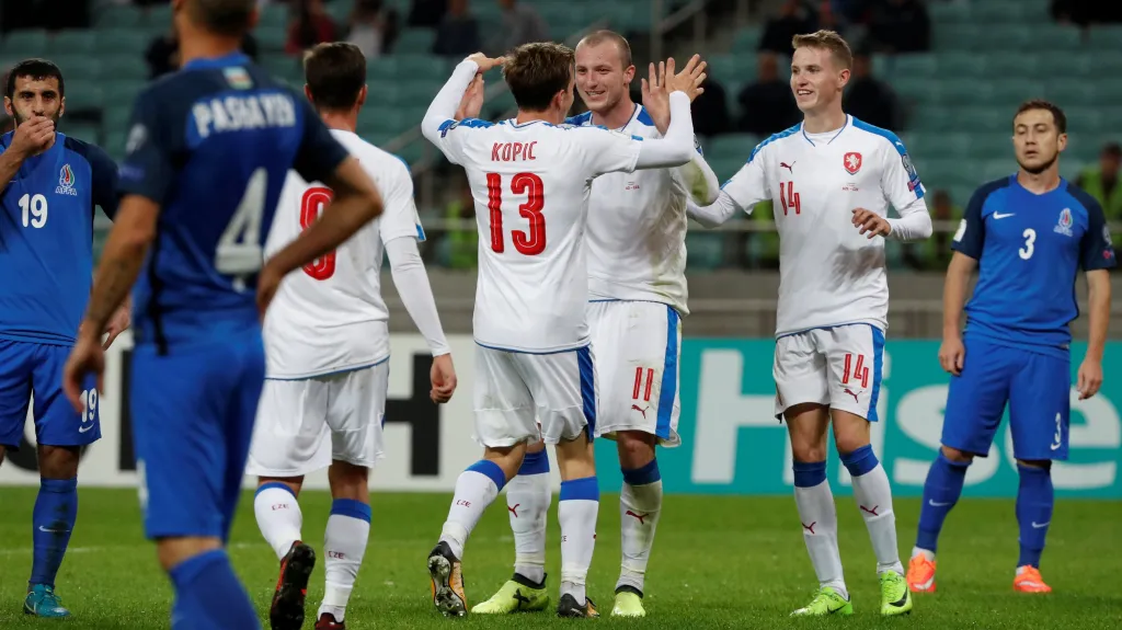 Čeští fotbalisté se raduje z gólu v síti Ázerbájdžánu