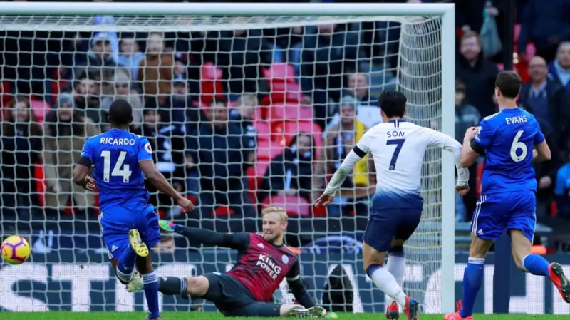 Son Heung-Min z Tottenhamu střílí gól do sítě Leicesteru City