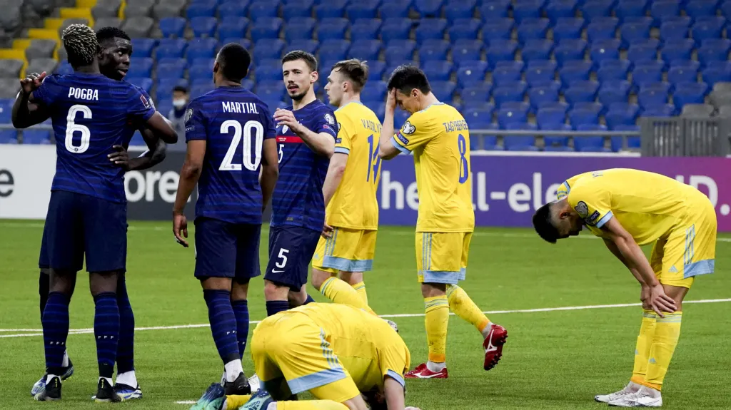 Fotbalisté Francie se radují z gólu v Kazachstánu