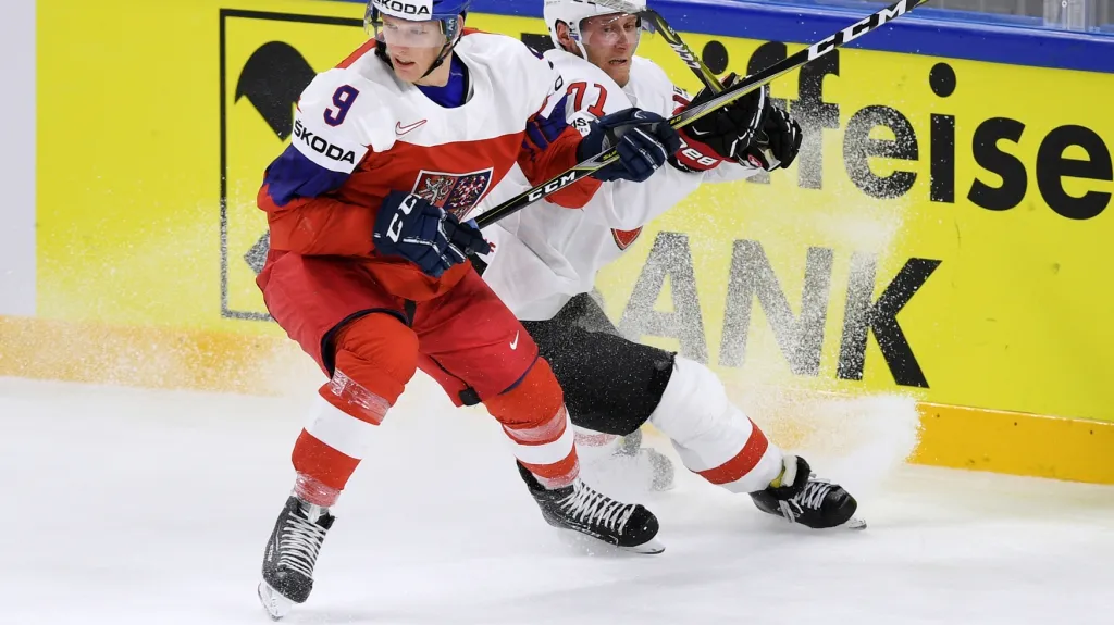 David Sklenička (vlevo) v dresu české reprezentace v utkání se Švýcarskem