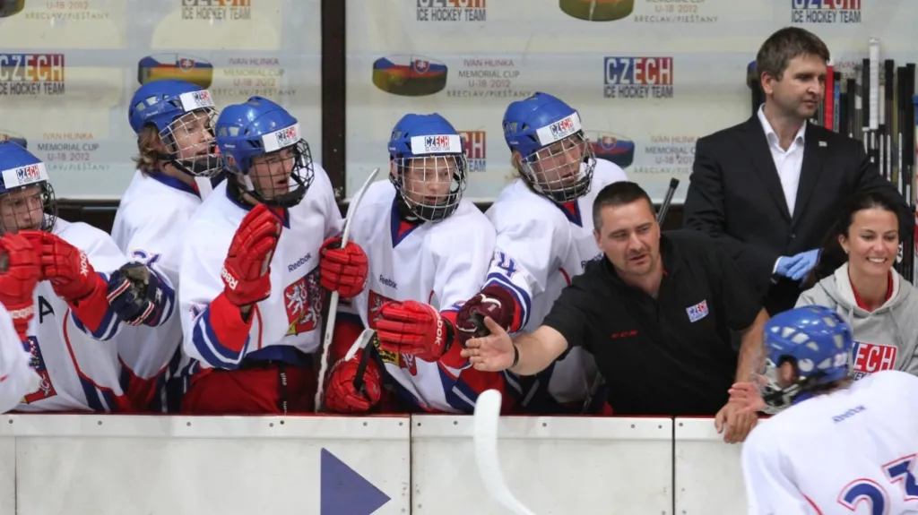Radost na české střídačce hokejistů do 18 let