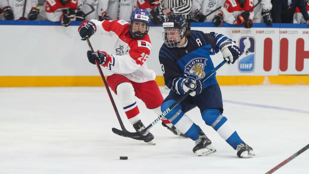Jiří Kulich stíhá finského forvarda