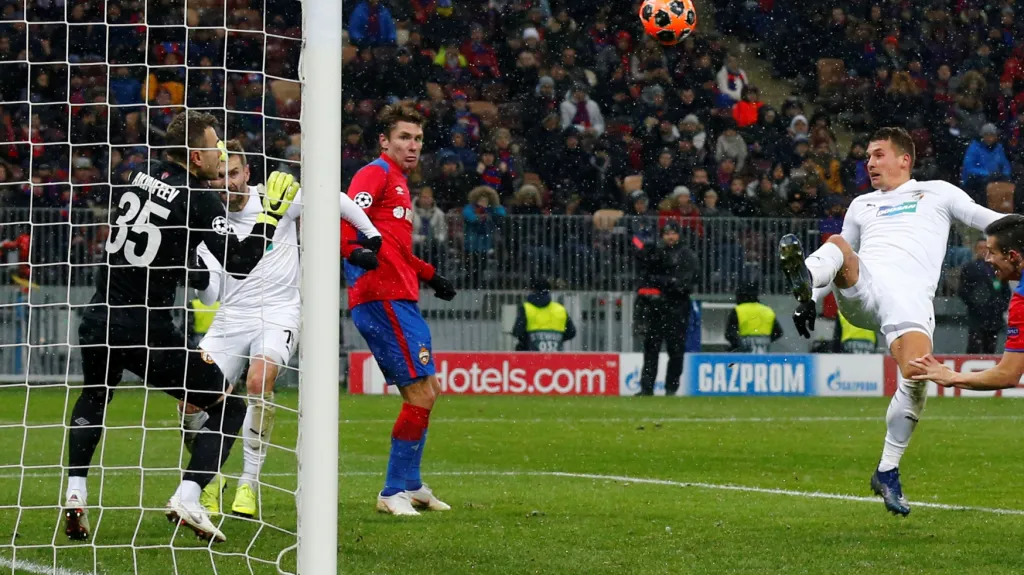 Plzeňský Lukáš Hejda střílí gól do sítě CSKA Moskva