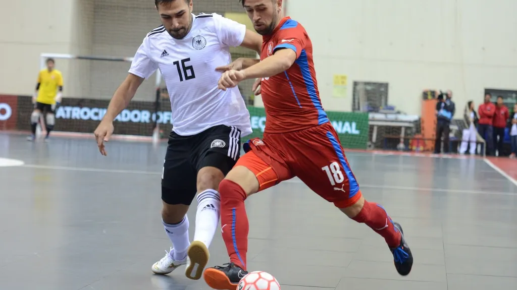 Tomáš Vnuk v souboji s německým obráncem