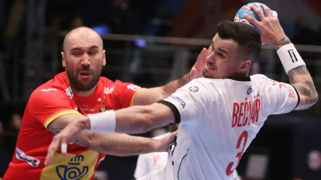 Roman Bečvář se snaží prosadit v utkání proti Španělsku
