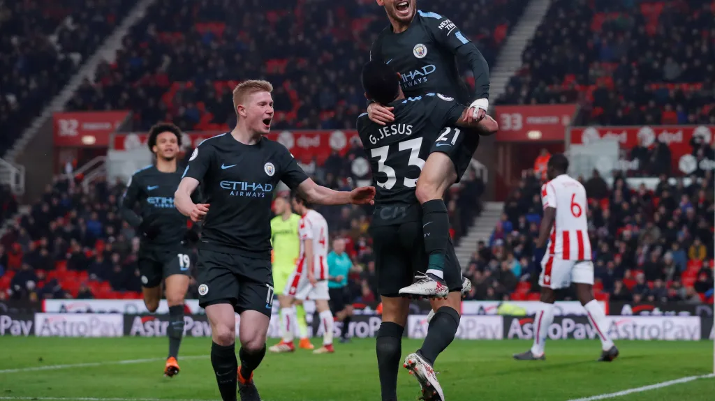 Fotbalisté Manchesteru City se radují z gólu v síti Stoke