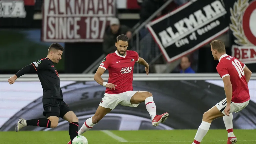 Václav Pilař z Jablonce (vlevo) v utkání s Alkmaarem