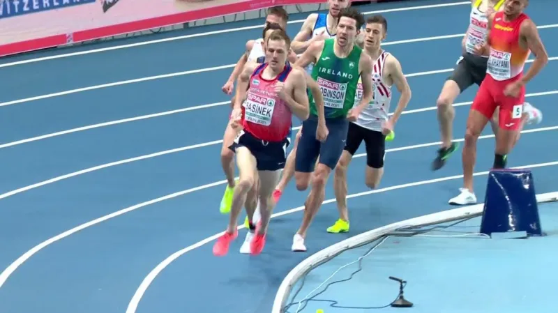 Závěr rozběhu Sasínka (1500 metrů) na HME