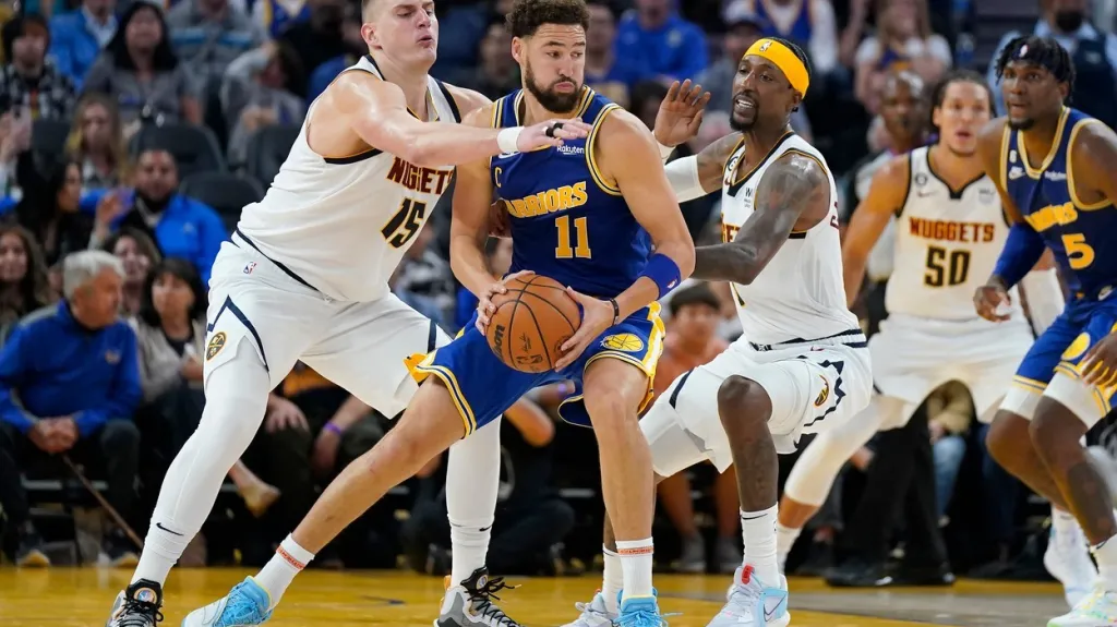 Nikola Jokič brání Klaye Thompsona