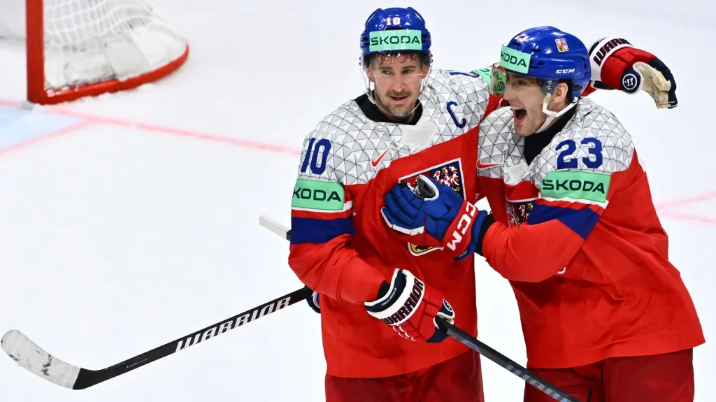 Roman Červenka slaví gól proti Slovensku s Lukášem Sedlákem