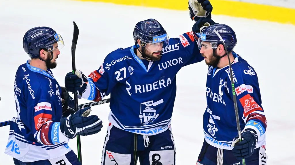 Rastislav Dej (uprostřed) se raduje se spoluhráči z Vítkovic